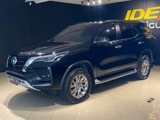 TOYOTA HILUX SW4 2.8 D-4D TURBO DIESEL SRX 4X4 AUTOMÁTICO